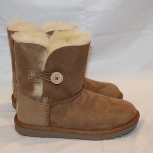 NEW UGG YOUTH 4 WOMEN'S 5.5-6 CLASSIC‎ SHORT BAILEY BUTTON SUEDE BOOTS CHESTNUT